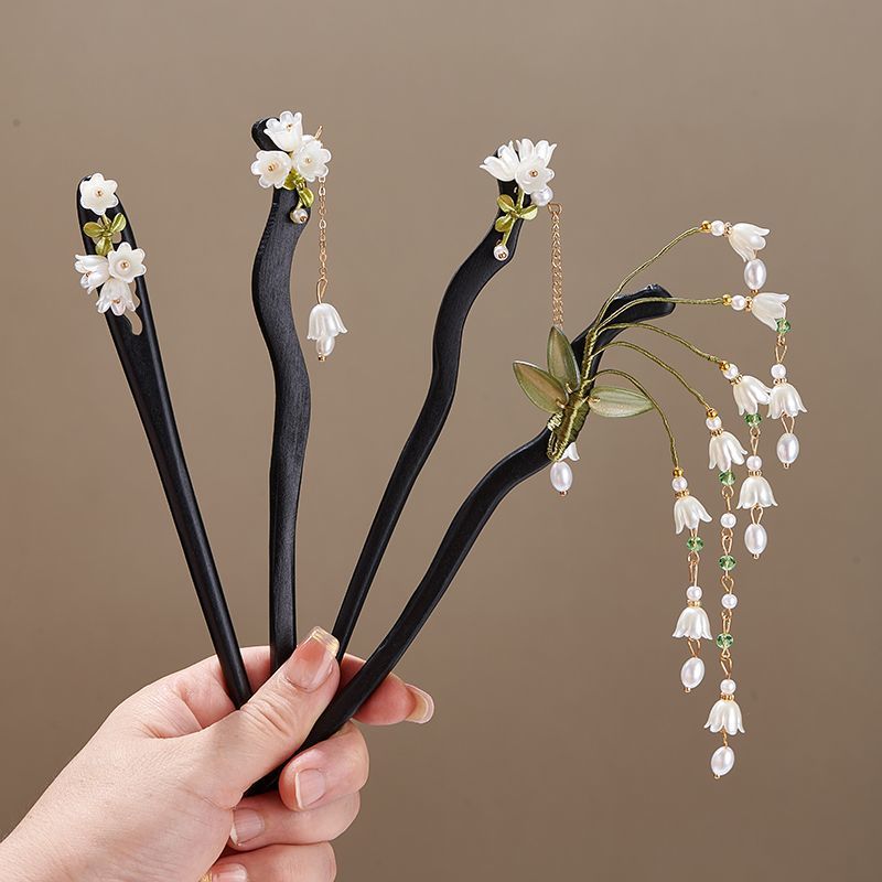 Women Accessories Shop - دبوس شعر خشبي بتصميم زهرة الزنبق
