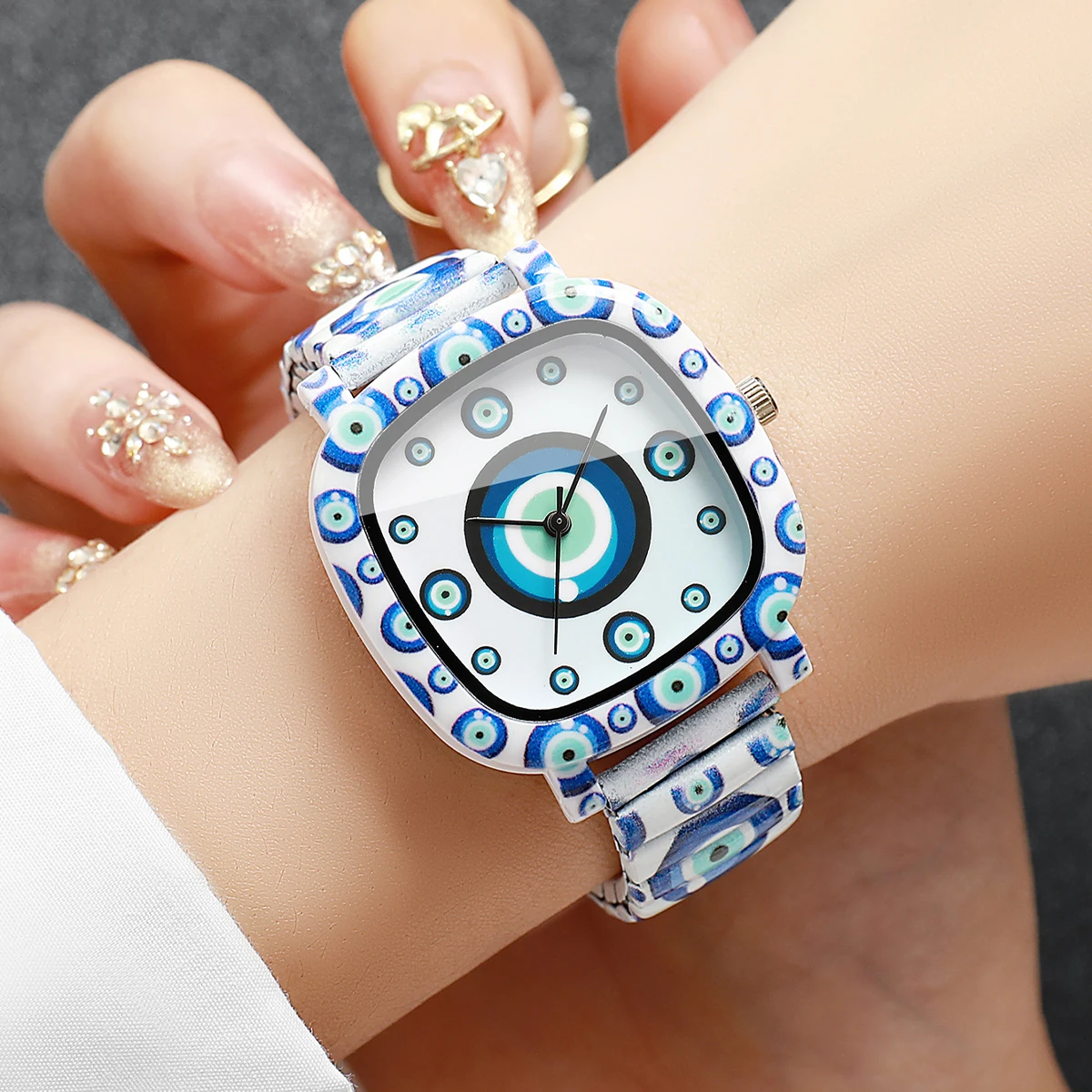 ساعات نسائية عصرية باللون الأز - مراجعة Evil Eye Bracelet وسعره